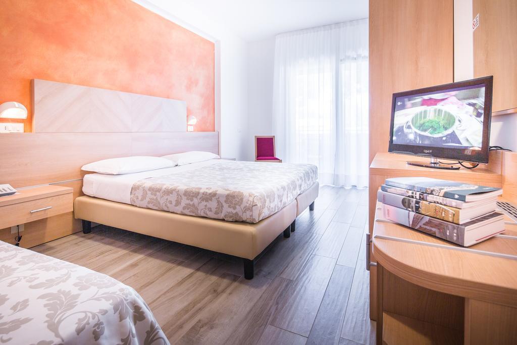 Hotel Bologna Lignano Sabbiadoro Esterno foto