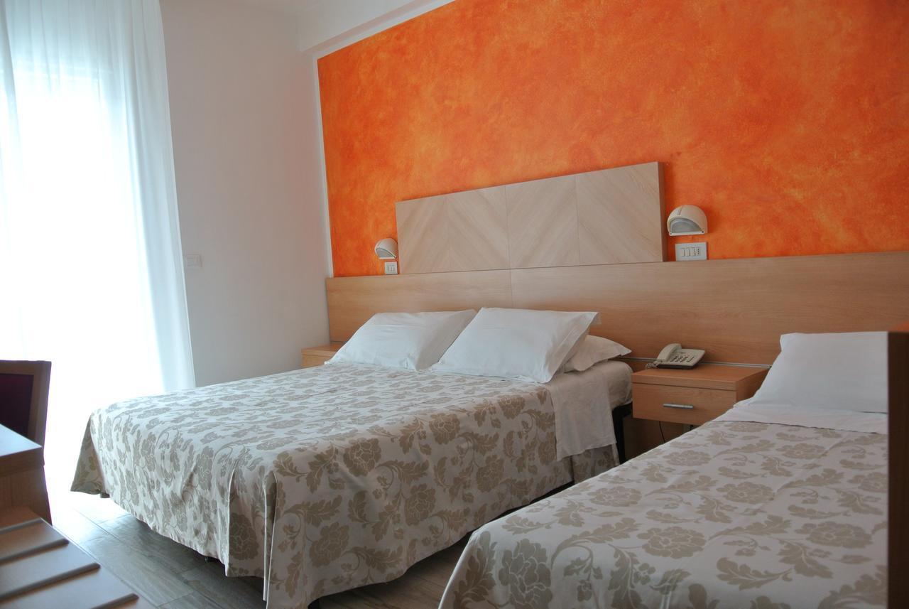 Hotel Bologna Lignano Sabbiadoro Esterno foto
